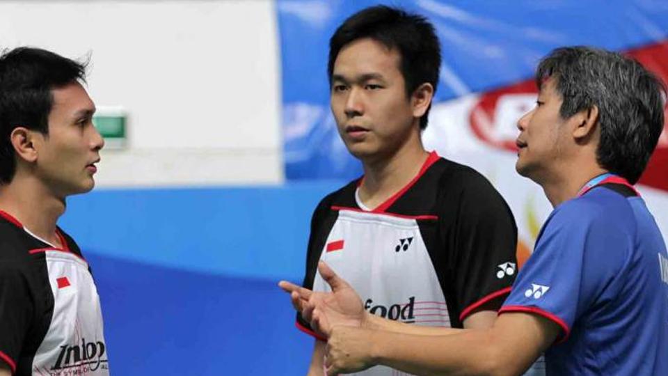 Mohammad Ahsan, Hendra Setiawan, dan pelatih Herry Iman Pierngadi. - INDOSPORT